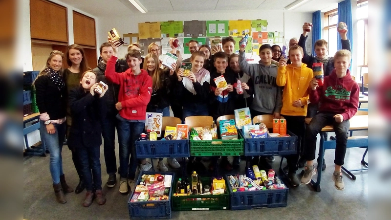  Schüler und Lehrer freuen sich über volle Spendenkisten. (Foto: NBH)