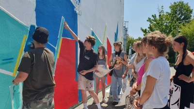 25 Schüler beteiligen sich an der Wandgestaltung am Käthe-Kollwitz-Gymnasium. (Foto: Christine Görner-Fliß)