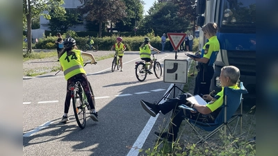 Für jeden Fehler gibt es ein Kreuz im Bewertungsbogen von den beiden Polizisten Michael Steer und Susanne Timper. (Foto: pst)