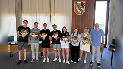 Von links nach rechts: Elias Seidl, Kilian Angermüller, Sören Meindl, Julian Maier, Julia Rube, Emma Kerst, Maria Kerst und der Zweite Bürgermeister Manuel Prieler. (Foto: Gemeinde ufg/kin)