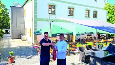 Marcus Ölsner, 1. Vorstand des Erdweger Gewerbevereins, begrüßt Wirt Daniel Läntzsch (re) offiziell als neues Mitglied aus der Gastronomiewelt der Gemeinde Erdweg. (Foto: EGV)