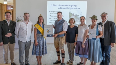 Die Gemeinde Huglfing erhielt den zweiten Preis (v. l.): Dr. Hannes Beims (Leiter Fachberatung für Imkerei), Christian Altenburger (Fachberater für Imkerei), Bayerische Honigkönigin „Elena I.“, Markus Huber (Bürgermeister Huglfing), Elfriede Spindler und Britta Huber (Obst- und Gartenbauverein Huglfing-Oberhausen), Gemeinderätin Christine Miller (CSU/Bürgervereinigung Huglfing) sowie Rainer Schneider (stellvertretender Bezirkstagspräsident). (Foto: Wolfgang Englmaier)