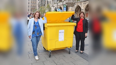 Präsentierten die Gelbe Tonne auf dem Marienplatz: Kommunalreferentin Jacqueline Charlier und Bürgermeisterin Verena Dietl (rechts). (Foto: Michael Nagy/Presseamt)