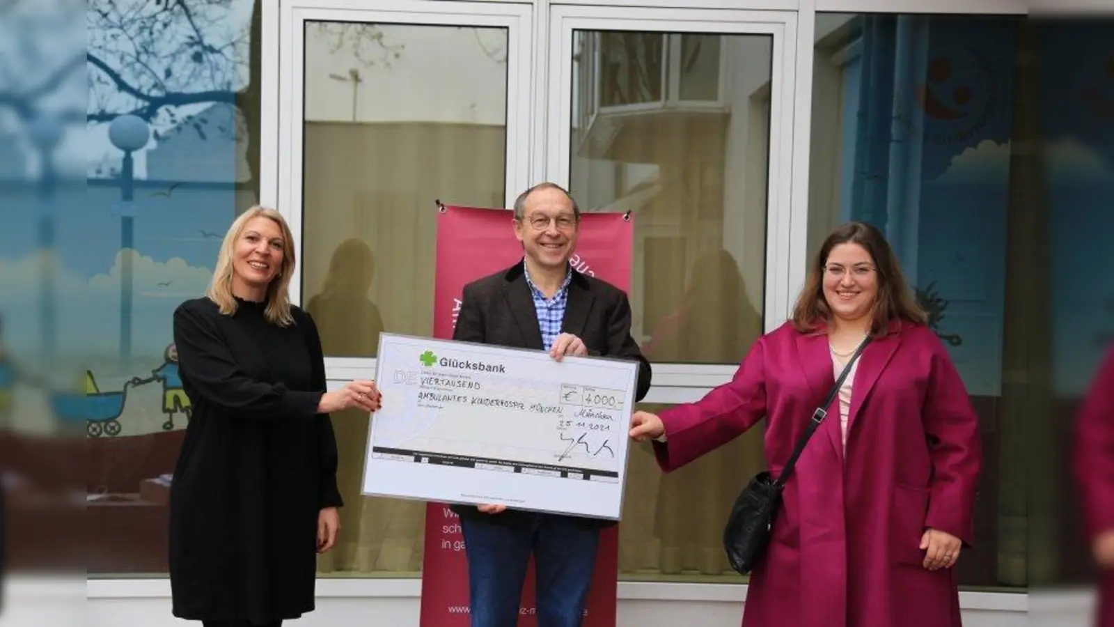 Spendenübergabe: v.l. Andrea Wecke (Bereichsleitung Öffentlichkeitsarbeit &amp; Fundraising der Stiftung Ambulantes Kinderhospiz München (AKM)), Max Straßer (Geschäftsführung Findelkind-Sozialstiftung und CSU-Kreisvorsitzender), Franziska Velte (Vereinsbeauftragte Bezirksausschuss Neuhausen-<br>Nymphenburg) (Foto: CSU Neuhausen-Nymphenburg)