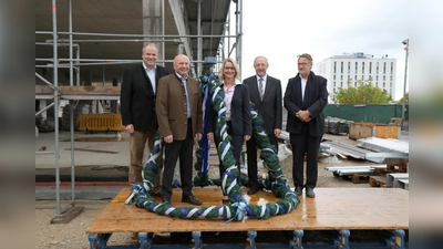 Landrat Christoph Göbel, Unterföhrings Dritter Bürgermeister Johann Zehetmair, Zweite Bürgermeisterin Betina Mäusel, der Ministerialbeauftragte für die Gymnasien in Oberbayern-Ost, Richard Rühl, sowie Architekt Manfred Felix (v.l.n.r). (Foto: Landratsamt München)