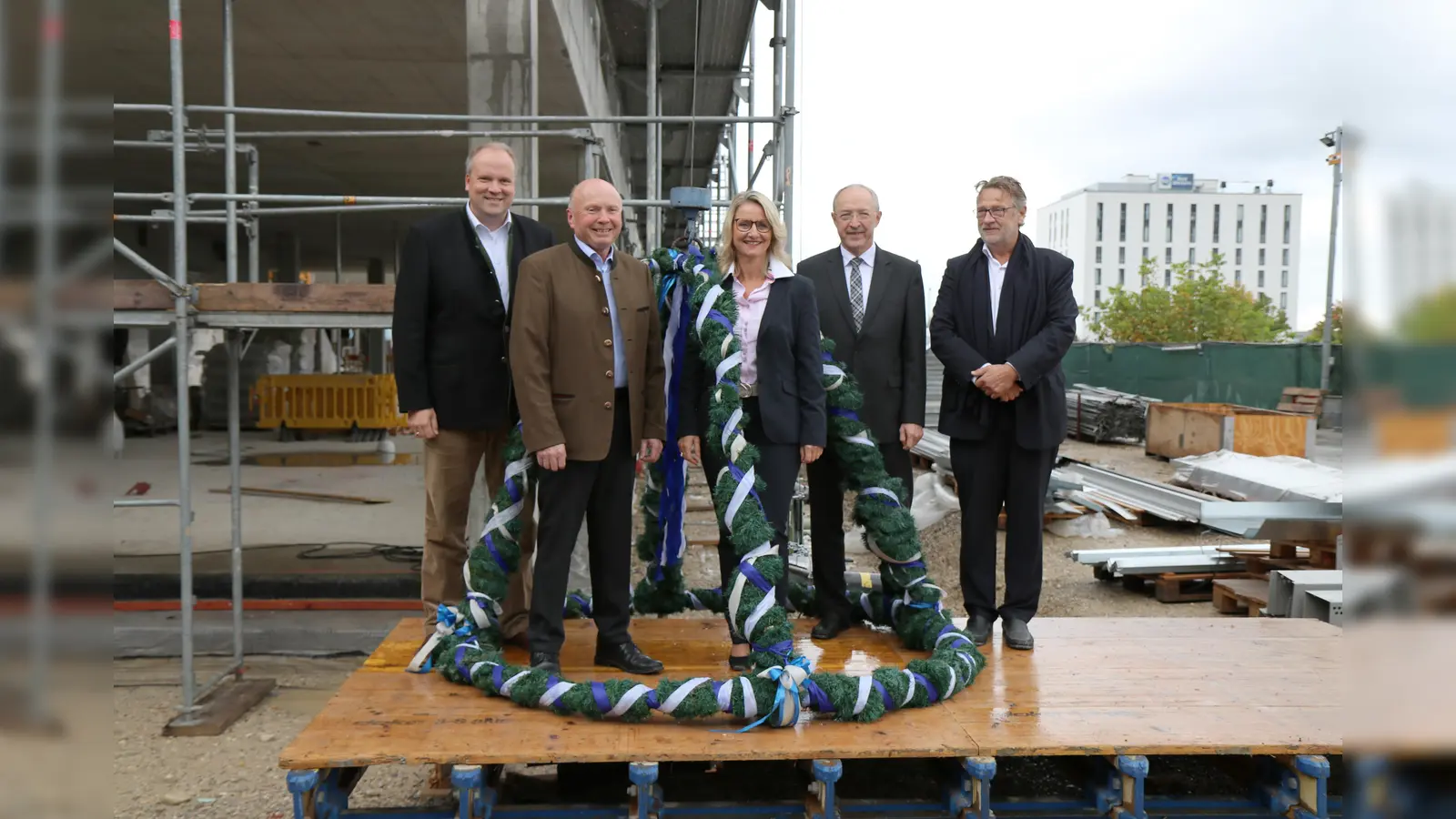 Landrat Christoph Göbel, Unterföhrings Dritter Bürgermeister Johann Zehetmair, Zweite Bürgermeisterin Betina Mäusel, der Ministerialbeauftragte für die Gymnasien in Oberbayern-Ost, Richard Rühl, sowie Architekt Manfred Felix (v.l.n.r). (Foto: Landratsamt München)