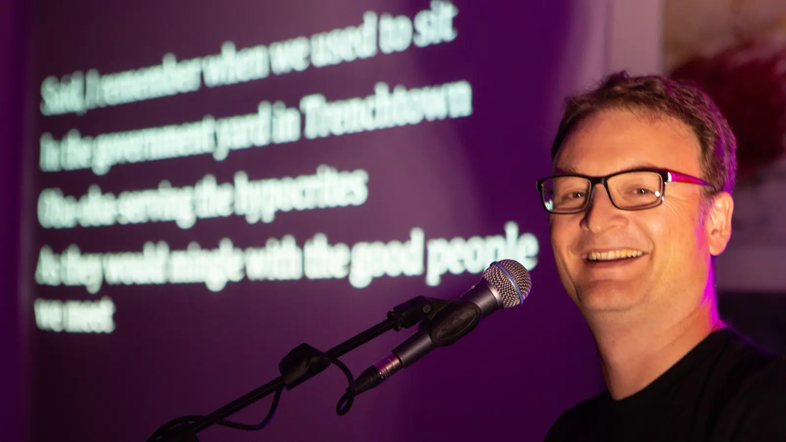 Michael Herrmann begleitet durch den VolxGesang-Abend. (Foto: Nicole Wagner)