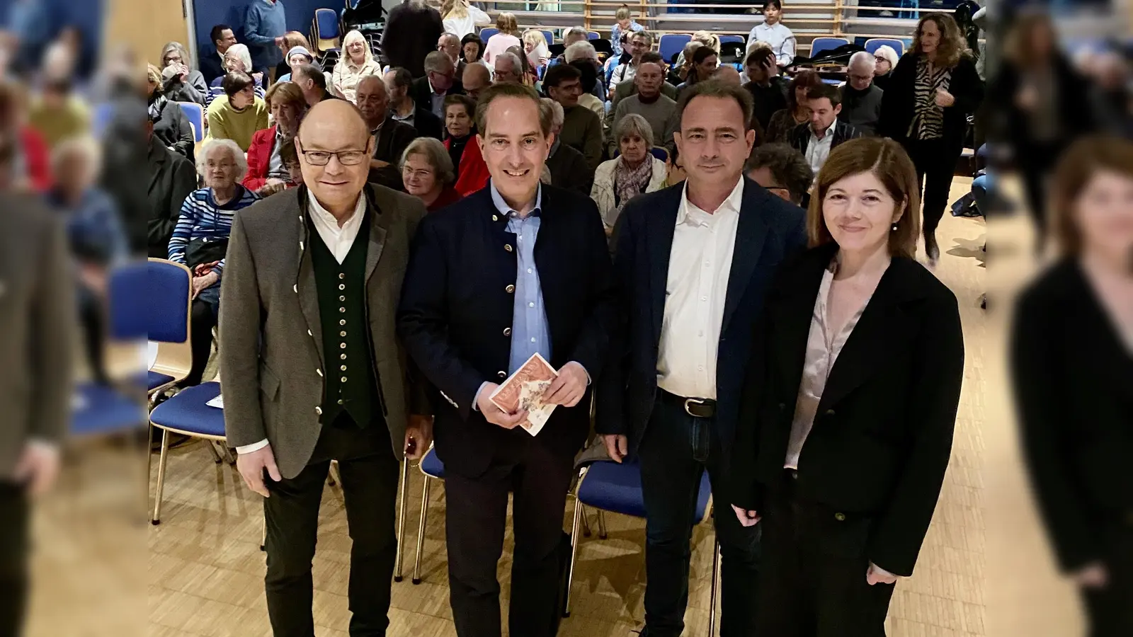 Feierliche Vernissage mit Konzert in der Musikschule: Bürgermeister Hermann Nafziger, die Gemeinderäte Baron Philip von Hirsch und Philipp Pollems sowie Archivleiterin Barbara Reinicke (v.l.) begrüßten die Gäste. (Foto: Ulrike Seiffert)