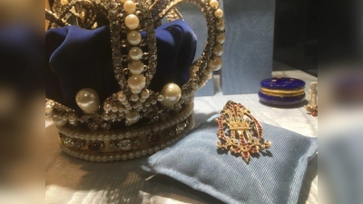 &amp;quot;Schätze der Wittelsbacher&amp;quot; die Rubinbrosche Marie Valeries aus der Possenhofener Museumssammlung in bester Nachbarschaft zur königlichen Krone. (Foto: Kaiserin Elisabeth Museum)