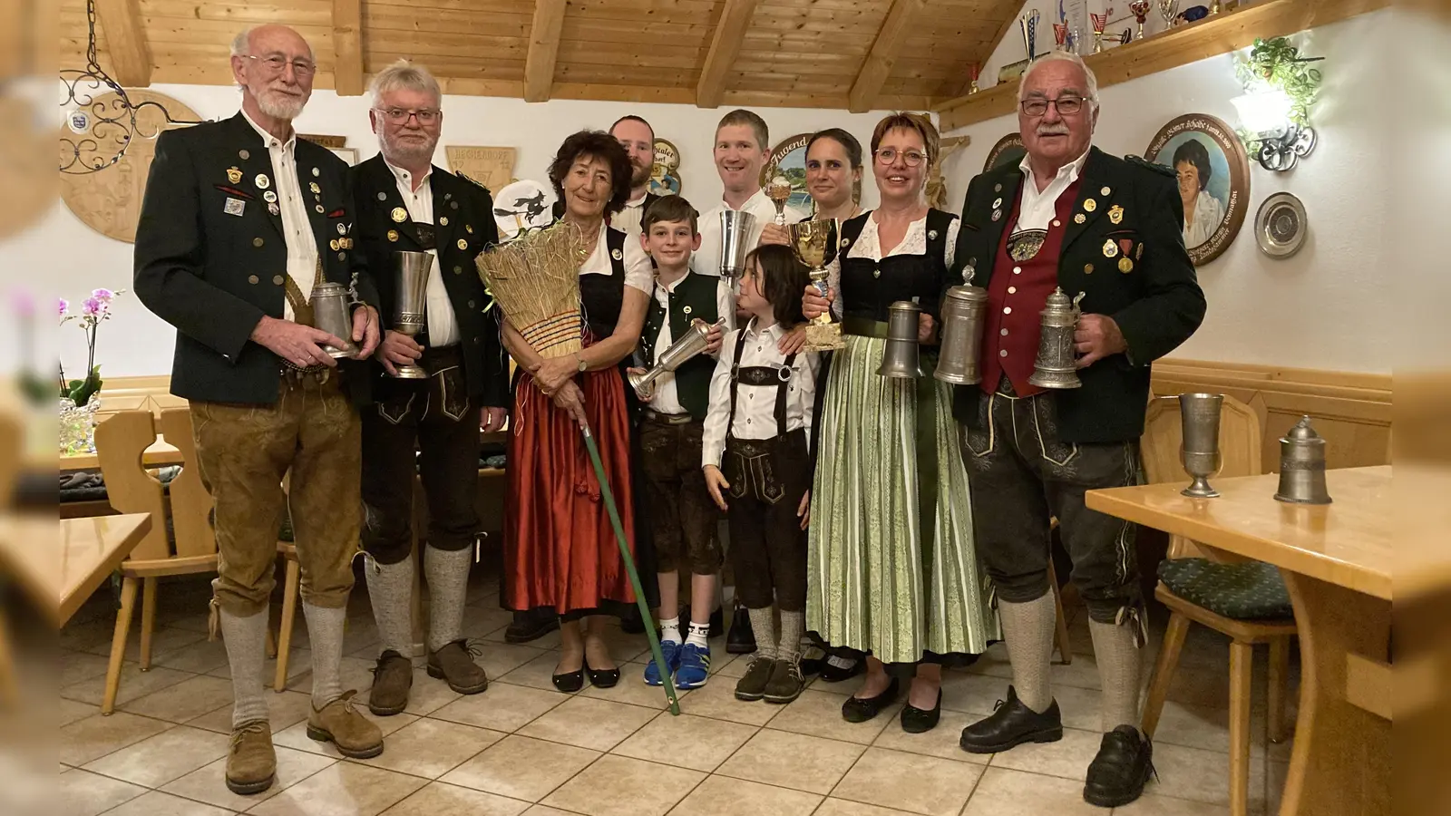 Die neuen Vereinsmeister und Gewinner freuen sich gemeinsam über ihre Erfolge. (Foto: SG Hechendorf-Güntering)