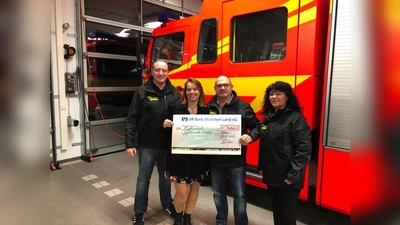 Leonhard Spitzauer (links), August Wieser (zweiter von rechts) und Gaby Wirth (rechts) nahmen die Spende von Anika Gerlach entgegen. (Foto: FFW)