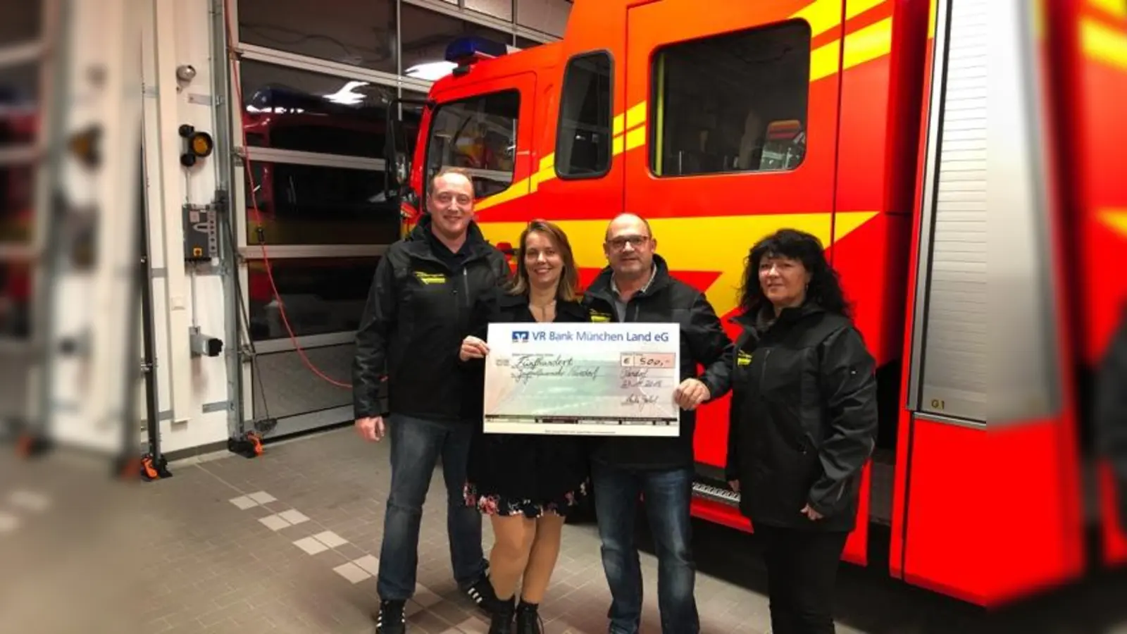 Leonhard Spitzauer (links), August Wieser (zweiter von rechts) und Gaby Wirth (rechts) nahmen die Spende von Anika Gerlach entgegen. (Foto: FFW)