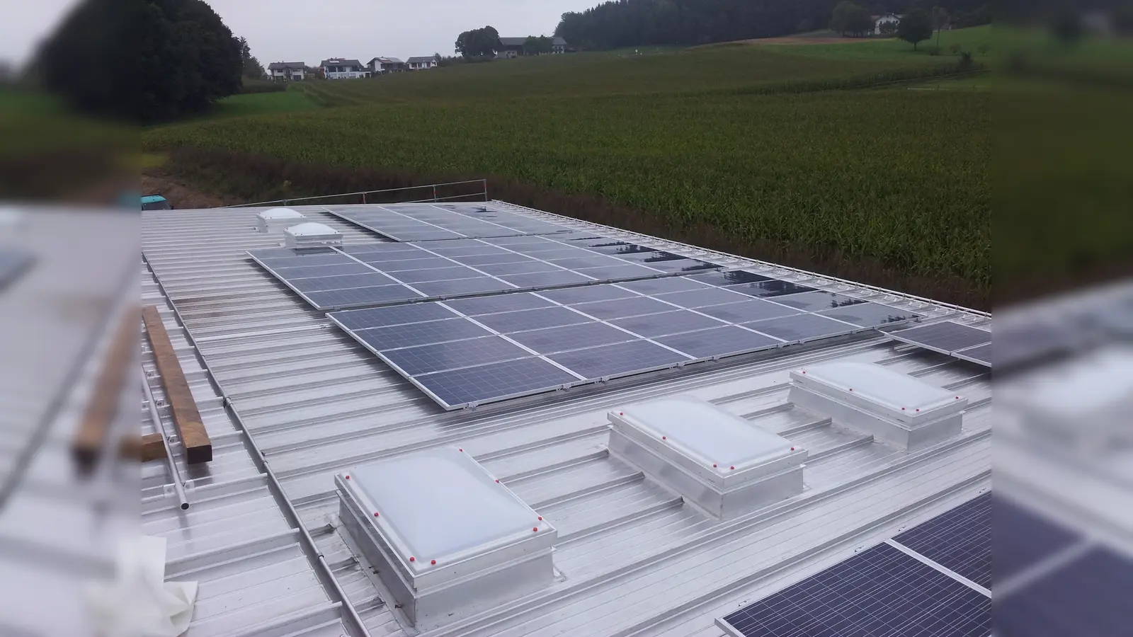 Die erste PV-Anlage, die mit Bürgerbeteiligung durch die Genossenschaft errichtet wurde, ist eine 48,2 kWp PV-Anlage auf dem neuen Gebäude des Wintersportvereins in Glonn. Sie ging im November 2014 in Betrieb. (Foto: Kurt Scholz)