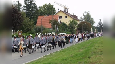 Angeführt vom Trommlercorps Aubing ist hier ein kleiner Teil des Festzuges bereits in die Pretzfelder Straße eingebogen – derweil waren die meisten Festzugteilnehmer noch in der Streitbergstraße unterwegs. (Foto: Eva Schraft)
