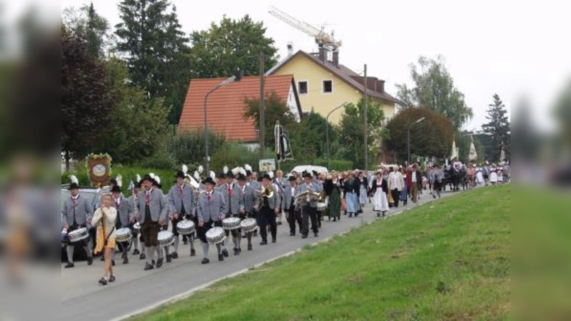 Angeführt vom Trommlercorps Aubing ist hier ein kleiner Teil des Festzuges bereits in die Pretzfelder Straße eingebogen – derweil waren die meisten Festzugteilnehmer noch in der Streitbergstraße unterwegs. (Foto: Eva Schraft)