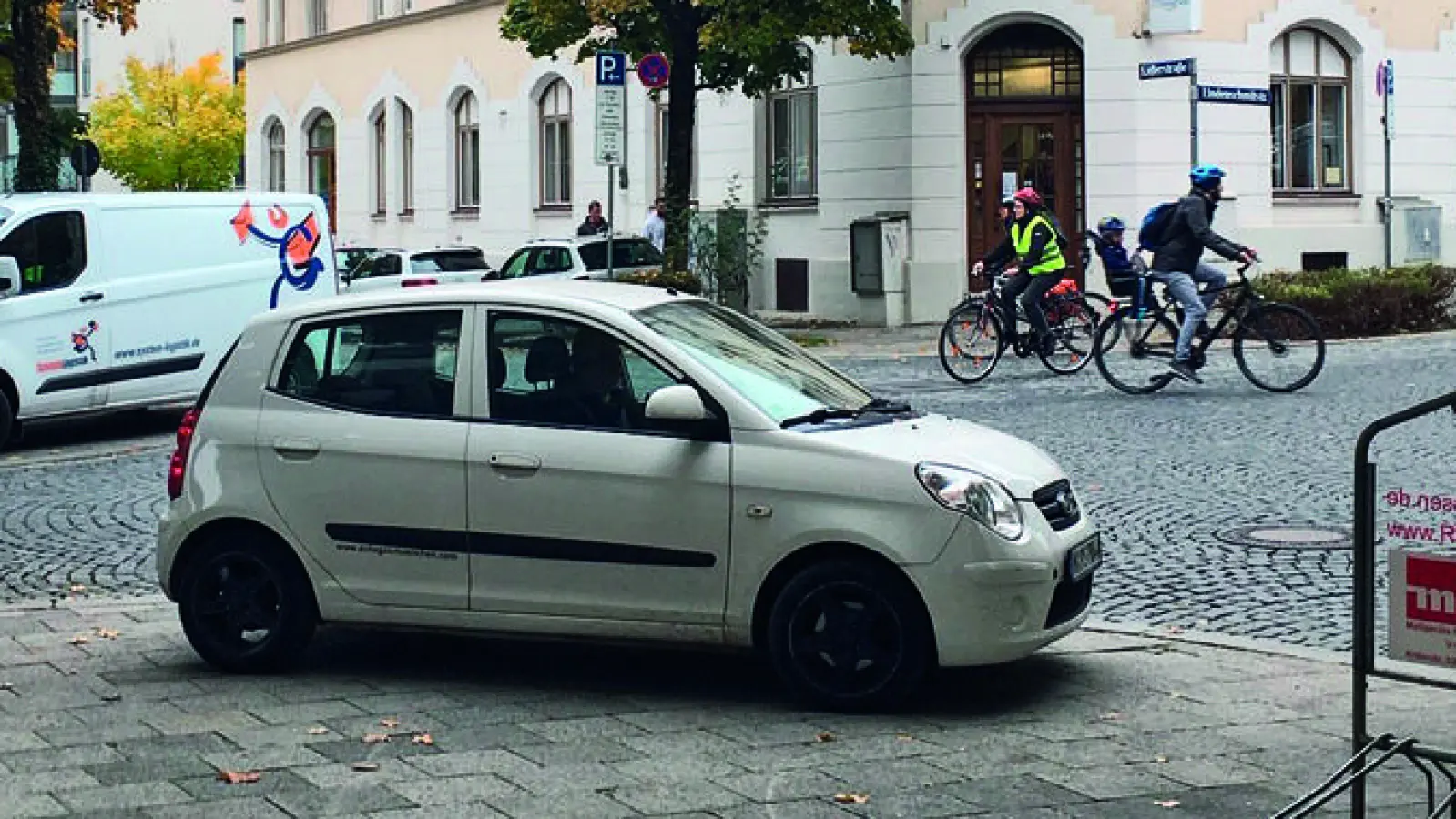 Autos nehmen viel Platz im öffentlichen Raum ein - teils auf Kosten anderer Verkehrsteilnehmer. (Foto: lsc)