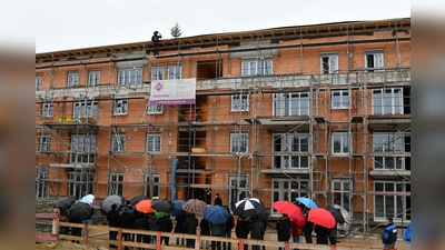 Im äußersten Nordosten des Baugebiets am Isarkanal entsteht ein Mietshaus mit drei Geschossen, Dachgeschoss und einer Tiefgarage.  (Foto: Gemeinde Unterföhring)