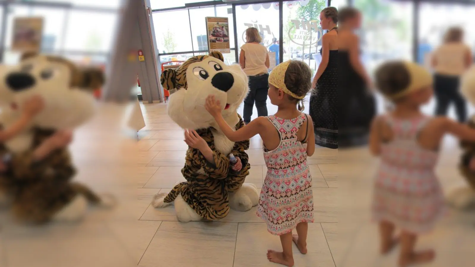 Das Fruchttiger-Maskottchen verteilte Getränke an die Kinder und wurde dafür auch hin und wieder gestreichelt. (Foto: bb)