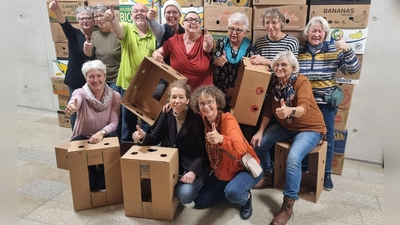 Daumen hoch vom Helferteam für einen erfolgreichen Büchermarkt.. (Foto: Ökumenische Hilfe)