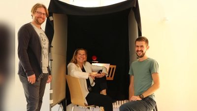 Die Moosacher Sven Hussock, Julia Schönfeld-Knor und Bernhard Posch vor ihrer kleinen Sprecherkabine. (Foto: privat)