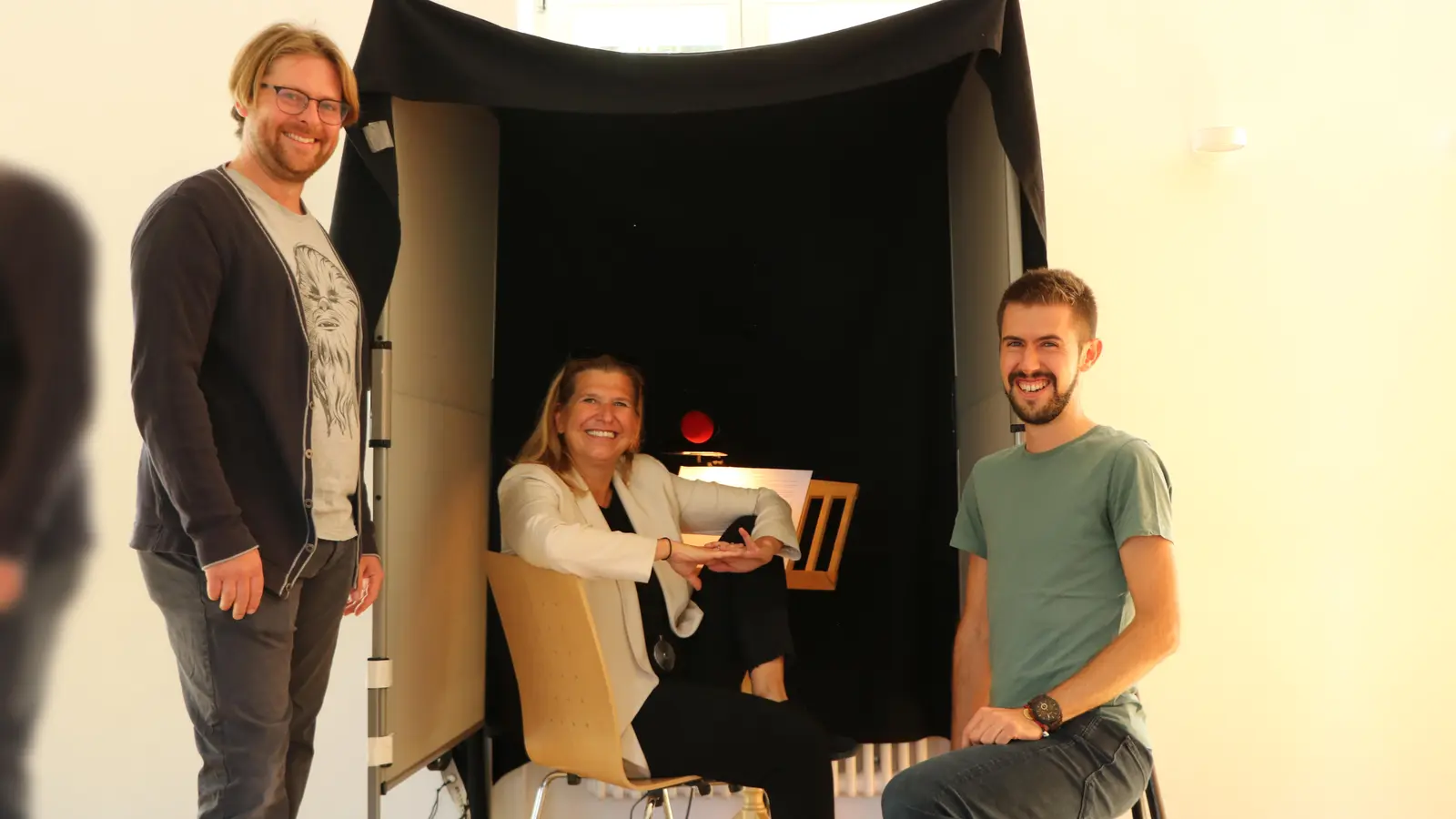 Die Moosacher Sven Hussock, Julia Schönfeld-Knor und Bernhard Posch vor ihrer kleinen Sprecherkabine. (Foto: privat)