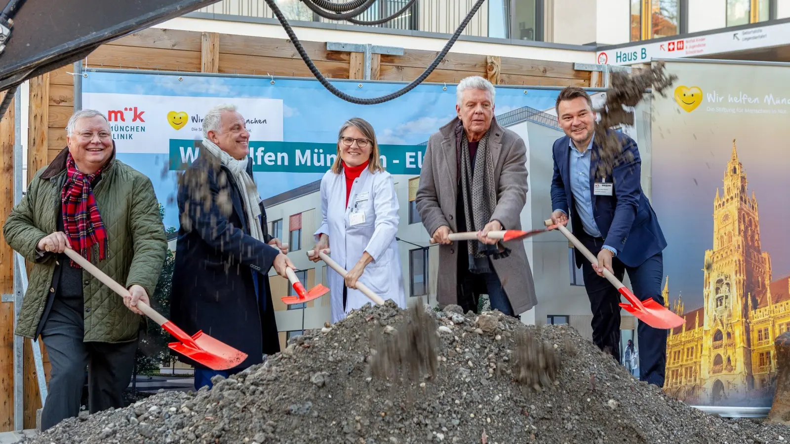 Den symbolischen Spatenstich für das neue Elternhaus setzten (v.l.n.r.) Prof. Stephan Heller, Harry Habermann (Stiftungsvorstand „Wir helfen München“), Prof. Julia Hauer, Dieter Reiter und Dr. Tim Guderjahn. (Foto: Steffen Leiprecht)