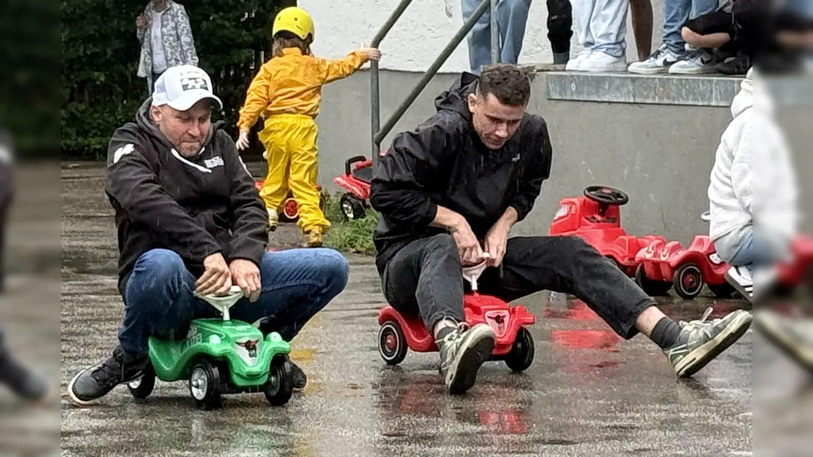 Große Männer - kleine Autos: Das Bobby-Car-Rennen ist ein Mordsspaß. (Foto: pst)