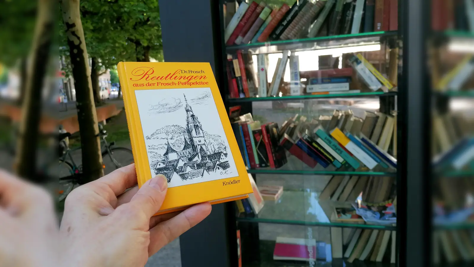 Eine Liebeserklärung an Reutlingen im Bücherschrank der Maxvorstadt. (Foto: job)