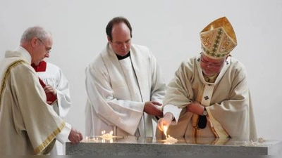 Als Zeichen der Gegenwart Gottes verbrannte Erzbischof Reinhard Marx auf dem Altar, den er zuvor mit Chrisamöl gesalbt hatte, Weihrauch. (Foto: job)