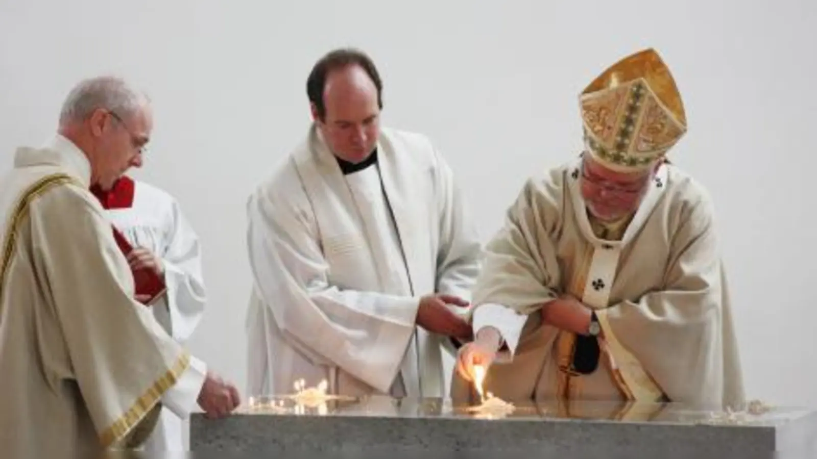 Als Zeichen der Gegenwart Gottes verbrannte Erzbischof Reinhard Marx auf dem Altar, den er zuvor mit Chrisamöl gesalbt hatte, Weihrauch. (Foto: job)