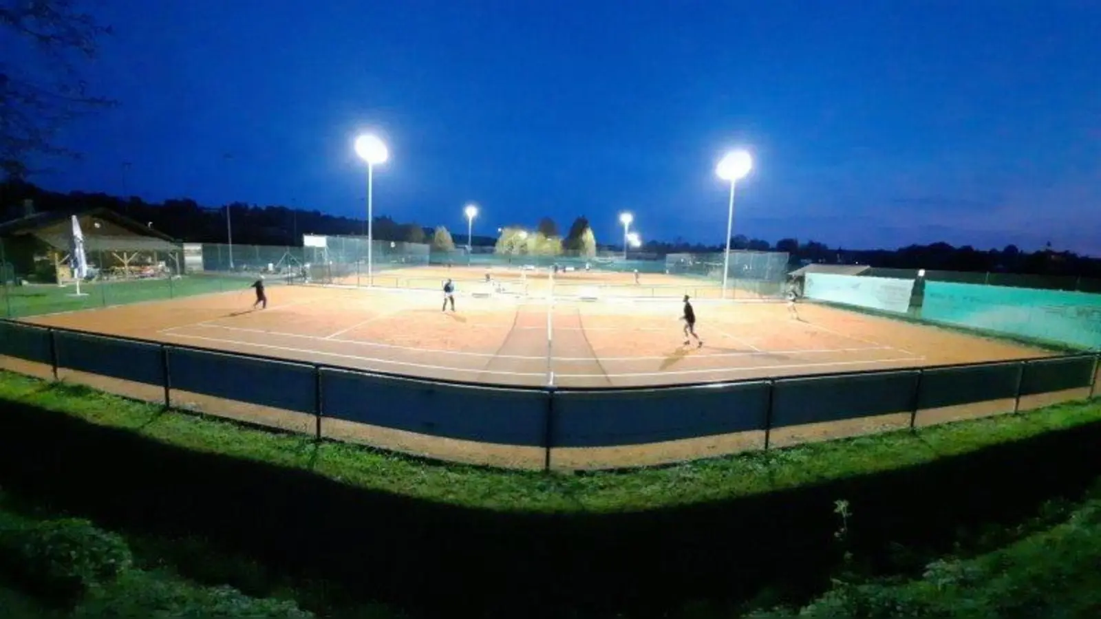 Beste Sicht auf dem Platz haben die Tennis-Aktiven dank der neuen Flutlichtanlage des BSC Oberhausen. (Foto: BSC Oberhausen)