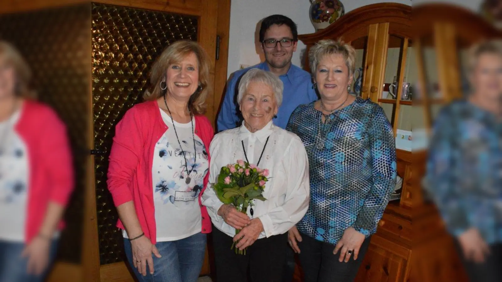 Andrea Müller, Thomas Kergl und Gabi Kergl (von links) gratulierten Traudl Gabler (mit Blumenstrauß) zum neunzigsten Geburtstag. (Foto: SSV Marnbach-Deutenhausen)