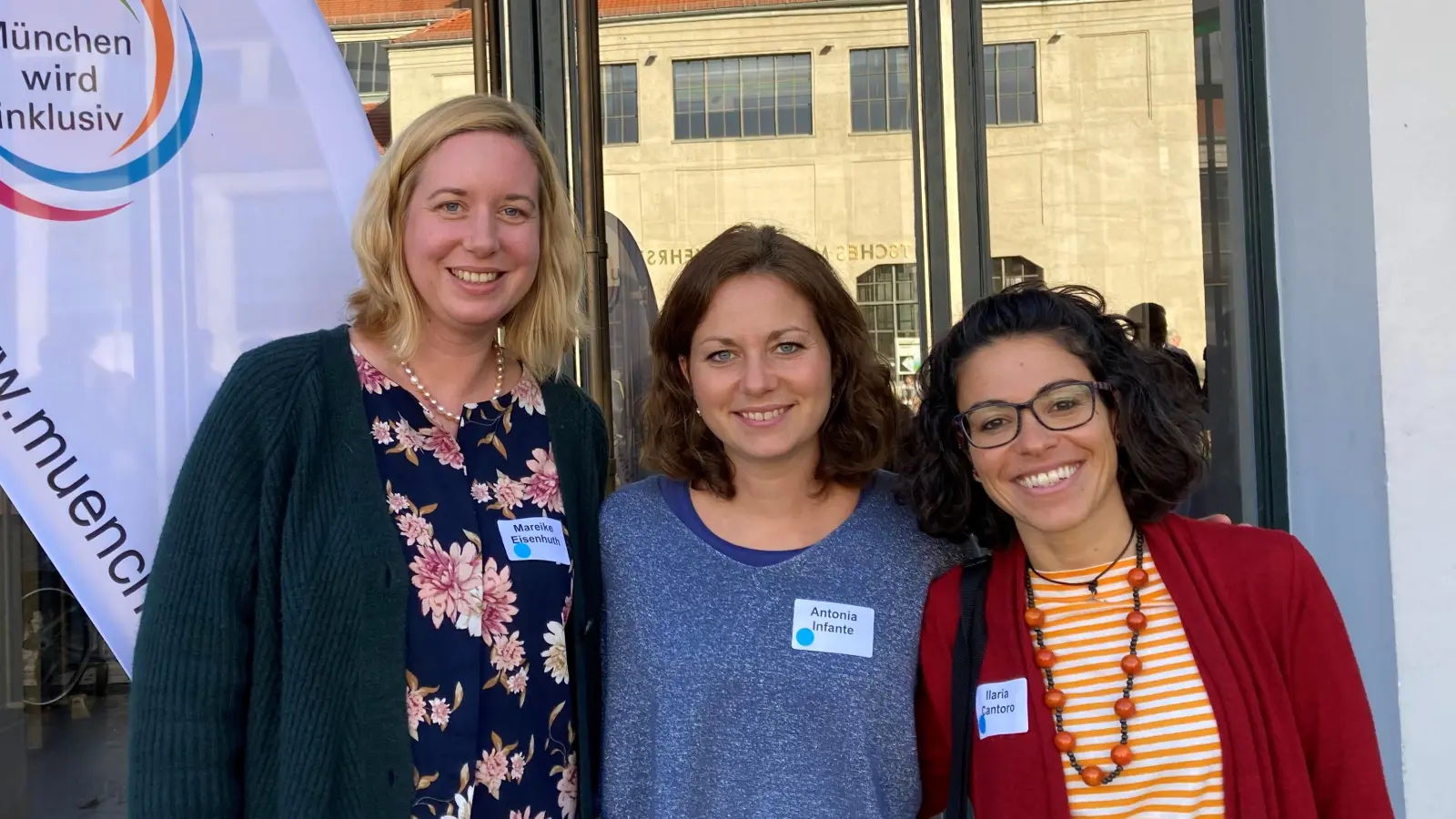 Von links im Bild: Mareike Eisenhuth, Antonia Infante und Ilaria Cantoro organisieren den Kurs „Eltern inklusiv“. (Foto: Kinderschutzbund München)