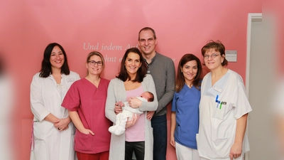 Willkommen Mats! (V.li.): Dr. Helen Budiman, Jusita Hohenleitner, Yvonne Materna mit Mats, Marco Spranger, Iman Khali und Gardy Halle. (Foto: Kreisklinik)