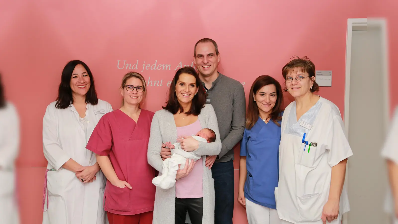 Willkommen Mats! (V.li.): Dr. Helen Budiman, Jusita Hohenleitner, Yvonne Materna mit Mats, Marco Spranger, Iman Khali und Gardy Halle. (Foto: Kreisklinik)