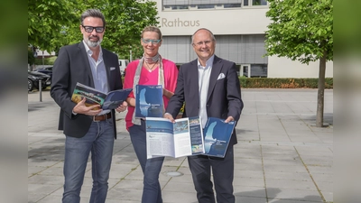 Heiko Schmidt vom IKOS-Verlag, Katrin Engelhardt (Presse- und Öffentlichkeitsarbeit) und Bürgermeister Christian Schiller (v.l.) mit der neuen Broschüre. (Foto: Gemeinde Herrsching)