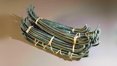 Die Spangenbarren (hier etwa 70 der in Oberding gefundenen 796) bündeln den in der Bronzezeit wichtigen Rohstoff Kupfer. 	 (Stadt: Erding)