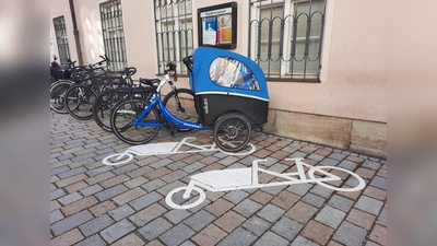 In der Weilheimer Innenstadt gibt es nun deutlich sichtbare Abstellmöglichkeiten für Lastenräder und Räder mit Anhänger. (Foto: Stadt Weilheim)