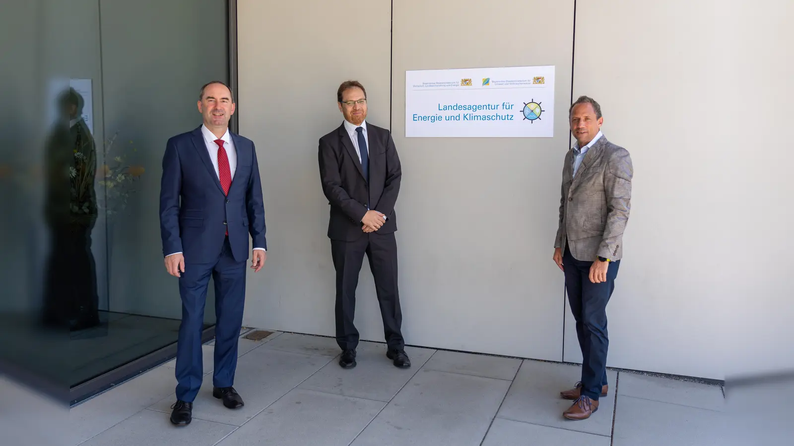 Bayerns Wirtschaftsminister Hubert Aiwanger (links) und Umweltminister Thorsten Glauber (rechts) begrüßten den ersten Leiter der Landesagentur für Energie und Klimaschutz, Ulrich Buchhauser. (Foto: StMWI/Elke Neureuther)