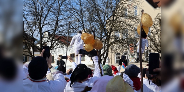 Beim Umzug wird die Strohpuppe verbrannt. So wollen die Dorfener den Winter vertreiben. (Foto: Stadt)