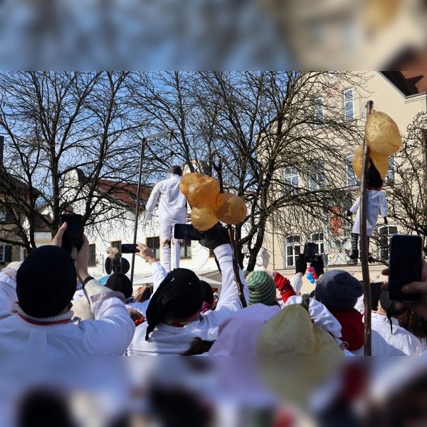 Beim Umzug wird die Strohpuppe verbrannt. So wollen die Dorfener den Winter vertreiben. (Foto: Stadt)