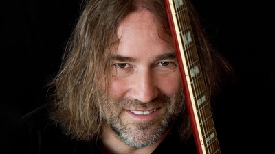 Roland Hefter wird das Salmdorfer Festwochenende kabarettistisch und musikalisch eröffnen. (Foto: Marcella Merk)