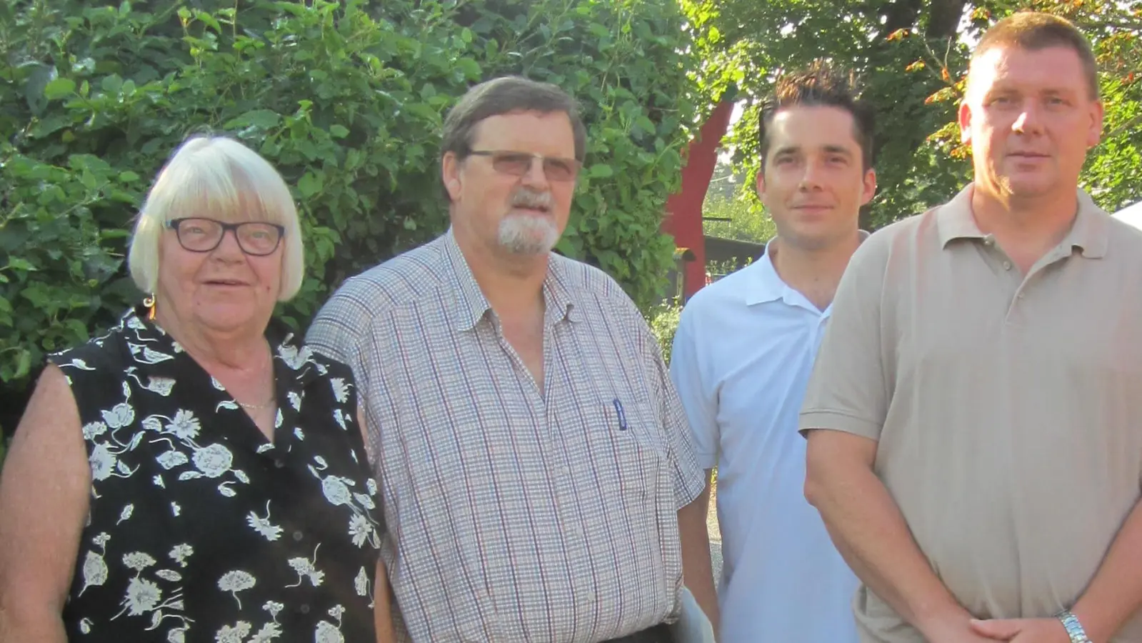 Der Vorstand des Kleingartenvereins Bahn-Landwirtschaft lädt zum Feien ein. Im Bild von links: Helga Eckardt (Kassiererin), Ferdinand Lauseker (Vorstand), Michael Richter (Kassier) und Matthias Pieczonka (Schriftführer).  (Foto: Barbara Lauseker)