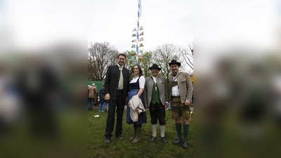 Freuen sich über den Maibaum auf dem Luki (von links): MdL Georg Eisenreich als Schirmherr über das Maifest, Stadträtin Veronika Mirlach, Otto Seidl (Vorsitzender des Maibaumvereins Sendling-Westpark) und Stadtrat Matthias Stadler. (Foto: job)