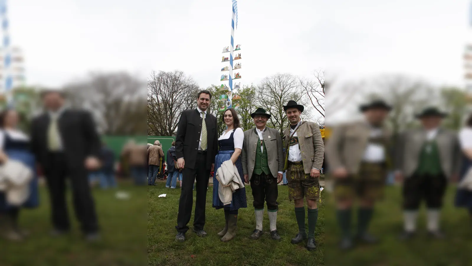 Freuen sich über den Maibaum auf dem Luki (von links): MdL Georg Eisenreich als Schirmherr über das Maifest, Stadträtin Veronika Mirlach, Otto Seidl (Vorsitzender des Maibaumvereins Sendling-Westpark) und Stadtrat Matthias Stadler. (Foto: job)