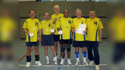 Die glückliche Siegermannschaft mit Medaillen, Urkunde und Erinnerungsplaketten. (Foto: Jörg Heine)