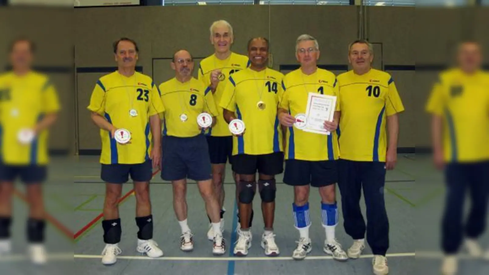Die glückliche Siegermannschaft mit Medaillen, Urkunde und Erinnerungsplaketten. (Foto: Jörg Heine)