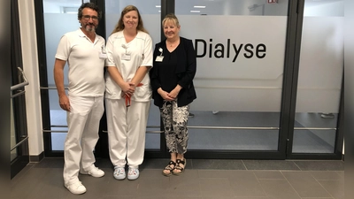 Freuen sich über den erfolgreichen Umzug in die neue internistische Schwerpunktklinik: Prof. Clemens Cohen, Sandra Lehwalder (Stationsleitung Dialyse) (Mitte) und Susanne Seyl-Vidmar (Bereichsleitung). (Foto: © München Klinik)