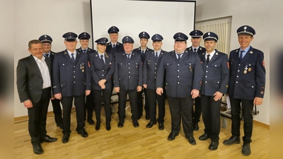 Die Mitglieder der Freiwilligen Feuerwehr Grasbrunn mit Bürgermeister Klaus Korneder (links). (Foto: Gemeinde)