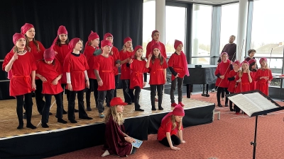 Der Kinderchor der Grundschule St. Korbinian und der Kinderchor der Grundschule Marzling unterhielten die über 120 Gäste. (Foto: Freisinger Bank eG)